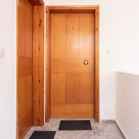 4 In Apartment *